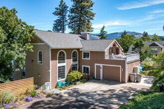 320 Serpentine Rd in Hood River, OR - Building Photo - Building Photo