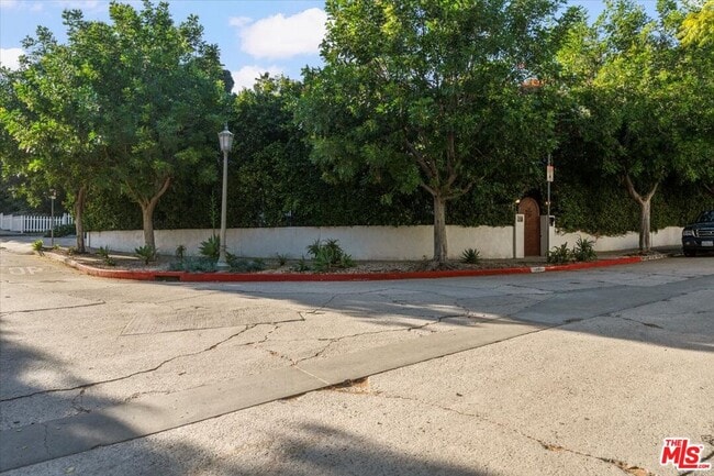 1901 El Cerrito Pl in Los Angeles, CA - Building Photo - Building Photo