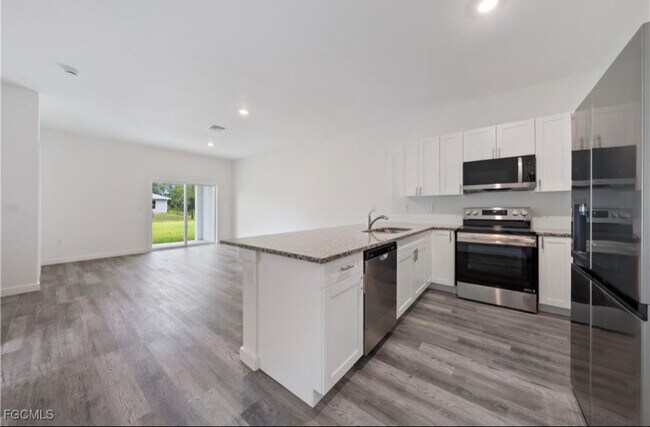 1027 Meadow Rd in Lehigh Acres, FL - Foto de edificio - Building Photo