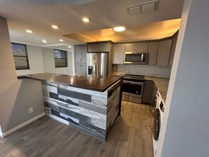 Stunning 2/2 condo in North Fort Myers, FL - Foto de edificio - Building Photo