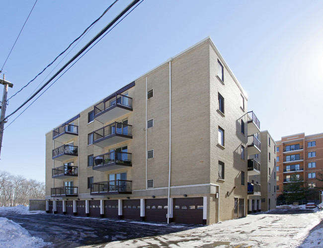 900 S Des Plaines River Rd in Des Plaines, IL - Foto de edificio - Building Photo