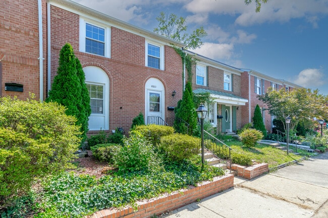 8063 Saint Annes Ct, Unit Bedroom 2 in Alexandria, VA - Foto de edificio - Building Photo