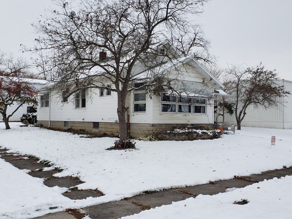 140 S 3rd St in Waterville, OH - Building Photo