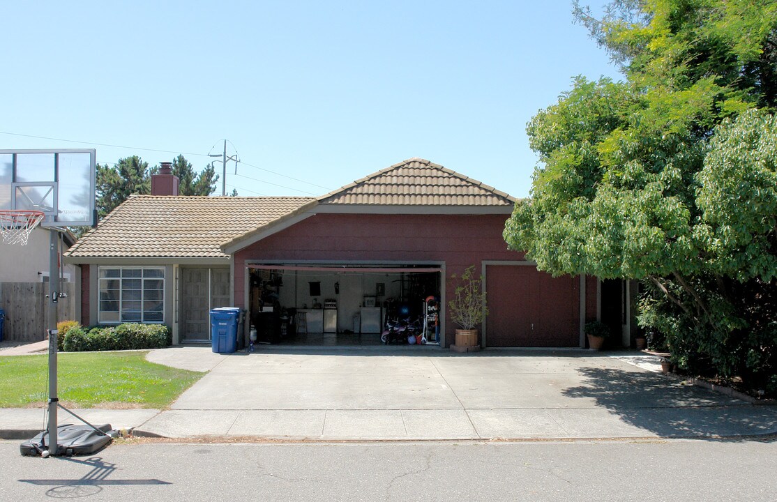 104 Bond Ave in Petaluma, CA - Building Photo