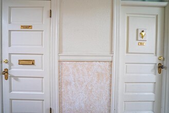 Alexander Apartments in Seattle, WA - Building Photo - Interior Photo