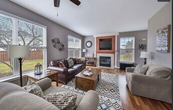 2221 Sunrise Cir in Aurora, IL - Building Photo - Building Photo