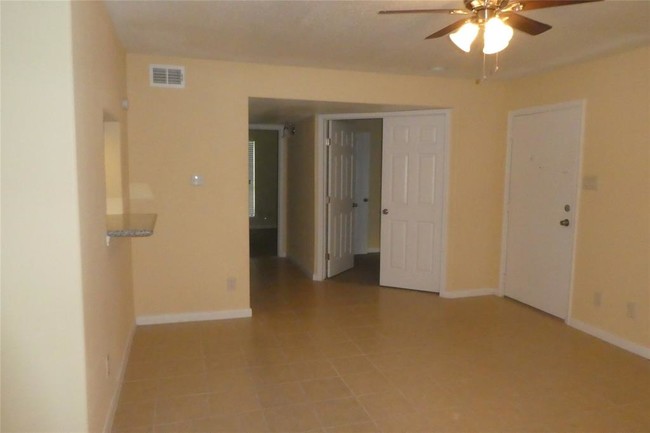 16111 Aspenglen Dr in Houston, TX - Building Photo - Building Photo