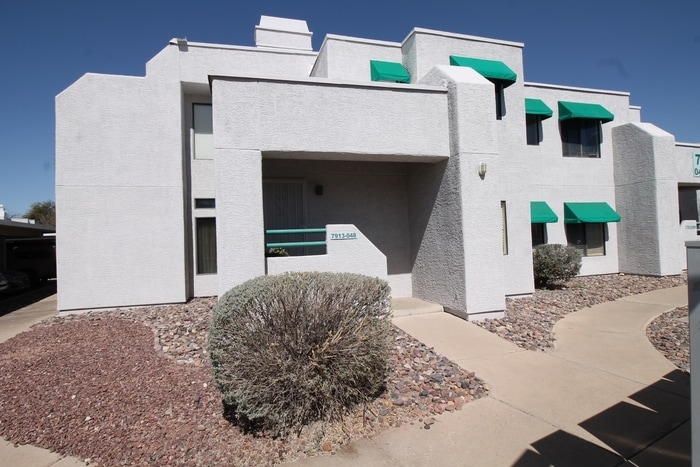 7913 E Colette Cir in Tucson, AZ - Foto de edificio