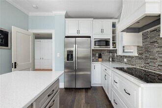 127 W Main Rd in Middletown, RI - Building Photo - Building Photo