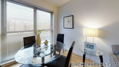 1085 Boylston St in Boston, MA - Foto de edificio - Building Photo