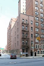 315 E 57th St in New York, NY - Foto de edificio - Building Photo