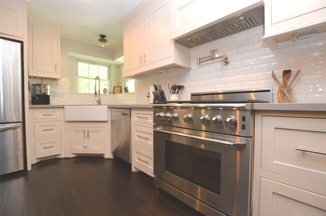 property at 2 Woodhaven Wood Ct