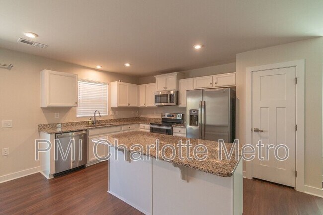 6048 Bellastead Dr in Charlotte, NC - Building Photo - Building Photo