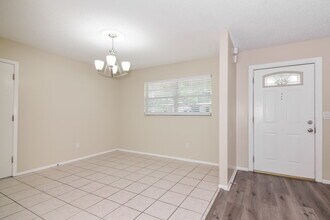 2451 Glenview Dr in Land O Lakes, FL - Foto de edificio - Building Photo