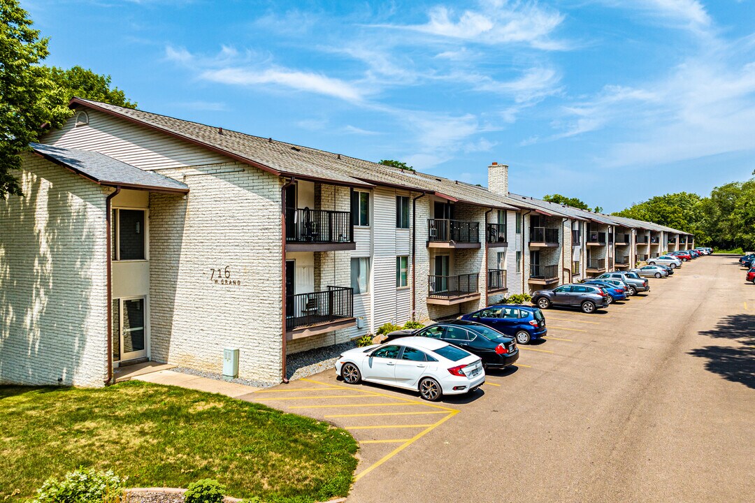 Half Moon Lake Apartments in Eau Claire, WI - Foto de edificio