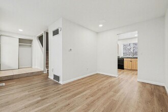 1050 S Monaco St Pkwy in Denver, CO - Building Photo - Building Photo