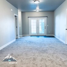 1558 N 160 W in Logan, UT - Foto de edificio - Building Photo