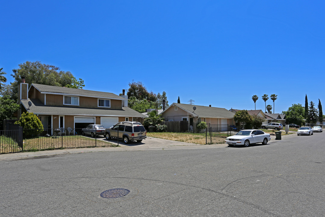 7330 Gigi Pl in Sacramento, CA - Foto de edificio