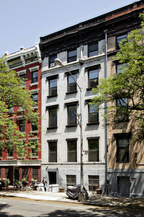 313 E Tenth St in New York, NY - Building Photo