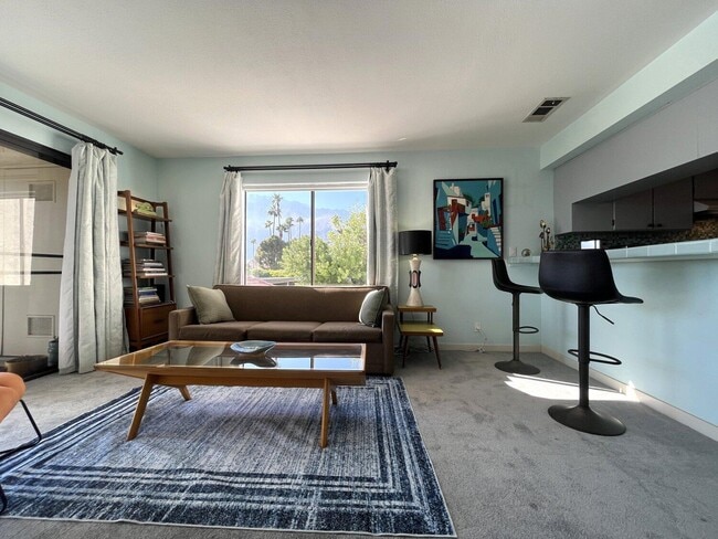 1725 N Vía Miraleste in Palm Springs, CA - Building Photo - Building Photo