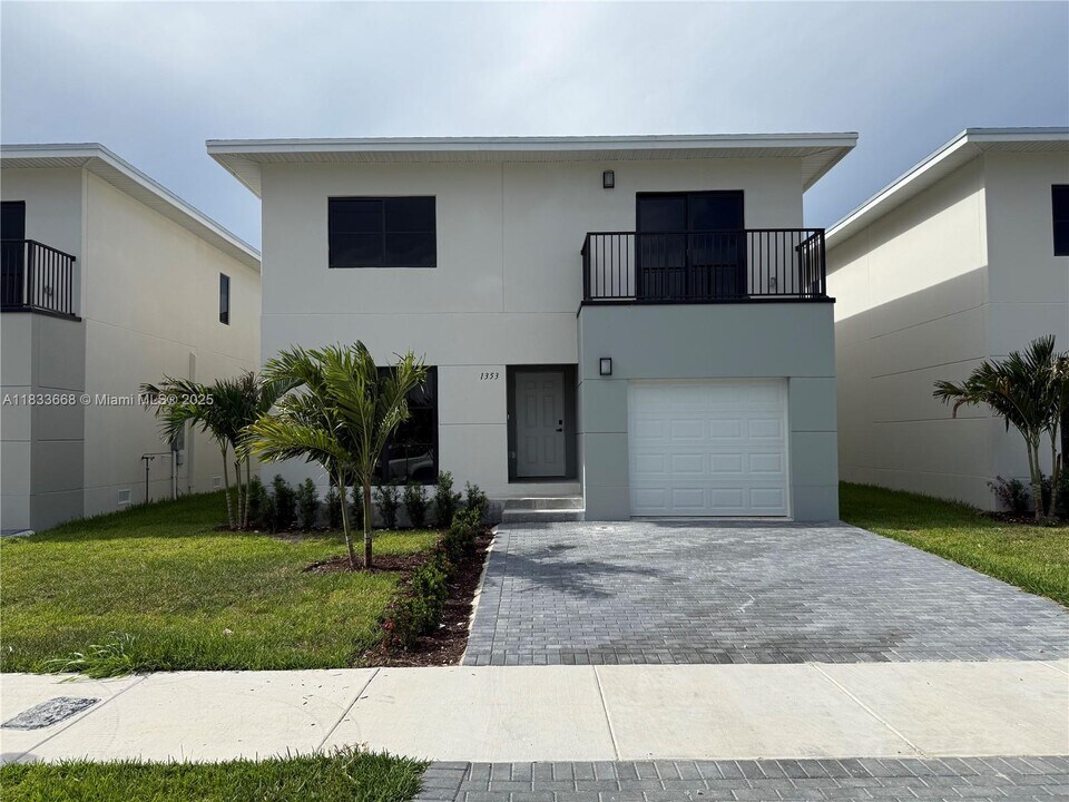 1353 NW 1st St in Florida City, FL - Building Photo