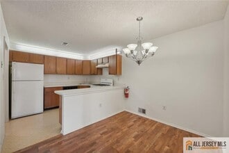 28 Wycoff Way E in East Brunswick, NJ - Building Photo - Building Photo