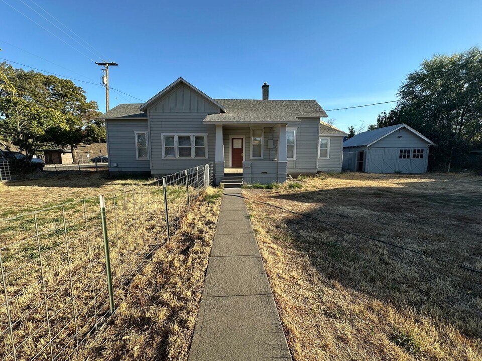 614 SE Emigrant Ave in Pendleton, OR - Building Photo