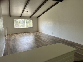 3133 W Mill Creek Dr in Visalia, CA - Building Photo - Building Photo