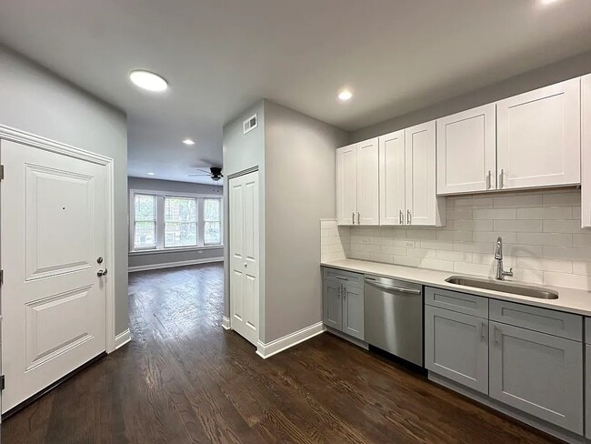 property at 1224 W Rosemont Ave
