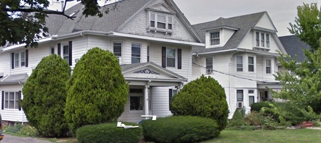 906 West Ave, Unit Back 8 in Medina, NY - Foto de edificio - Building Photo