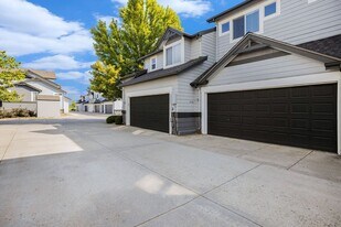 3752 Oakwood Dr in Longmont, CO - Building Photo