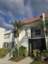 310 Racquet Club Rd in Weston, FL - Building Photo