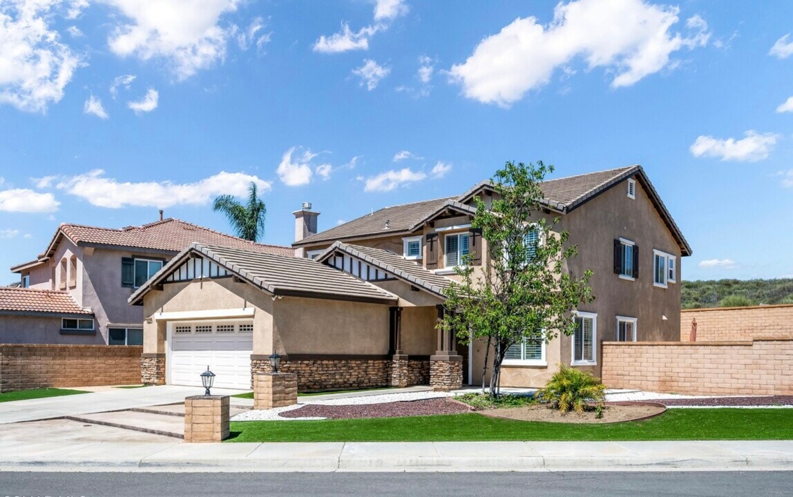 29734 Big Dipper Way in Murrieta, CA - Foto de edificio
