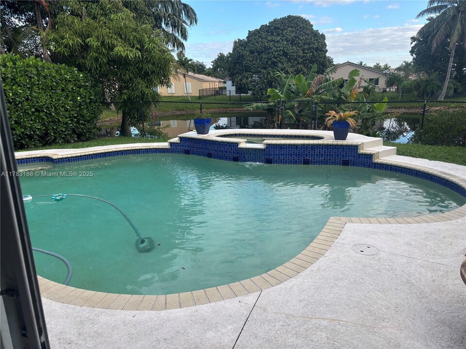 10265 SW 24th Ct in Miramar, FL - Foto de edificio