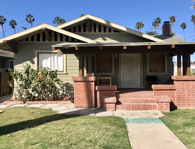 5125 S Wilton Pl in Los Angeles, CA - Foto de edificio - Building Photo