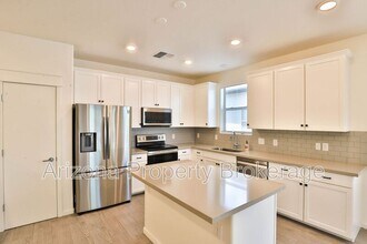 300 N Gila Springs Blvd in Chandler, AZ - Foto de edificio - Building Photo