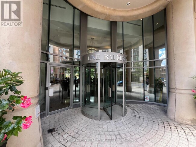 1 Balmoral Ave in Toronto, ON - Building Photo - Building Photo