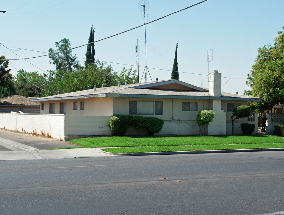 1425 W Clinton Ave in Fresno, CA - Building Photo