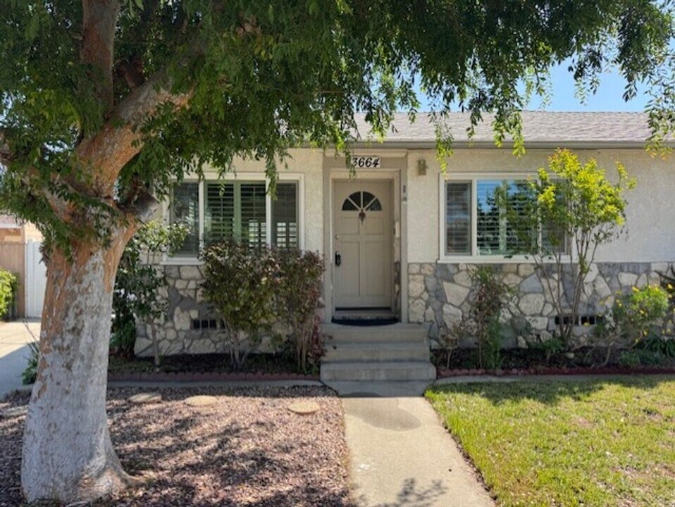3664 Lomina Ave in Long Beach, CA - Building Photo