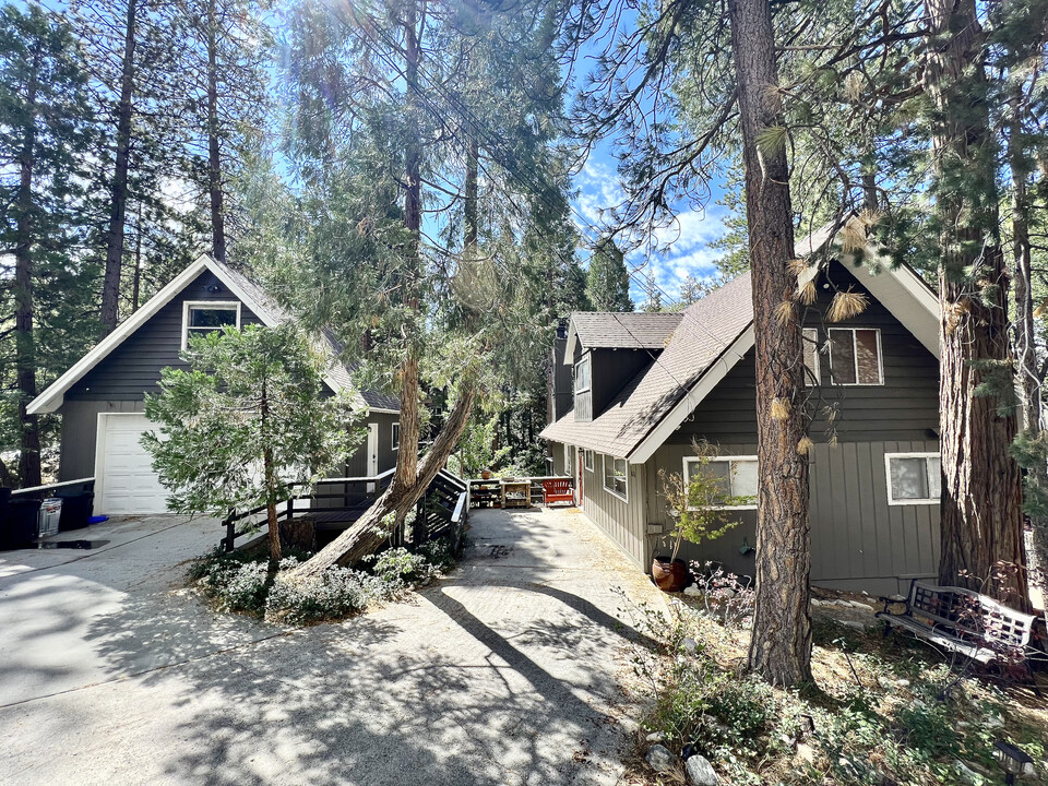 676 Rhine Rd in Lake Arrowhead, CA - Foto de edificio