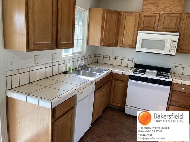 329 Harding Ave. in Bakersfield, CA - Building Photo - Building Photo