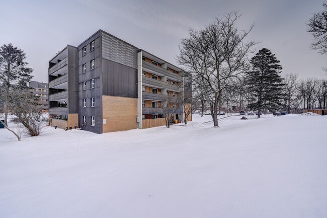 Lakeview Towers Apartments in Woodstock, ON - Building Photo - Building Photo
