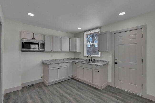 property at 807-809-809 E Deshler Ave