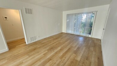 638 N W Knoll Dr in West Hollywood, CA - Foto de edificio - Building Photo