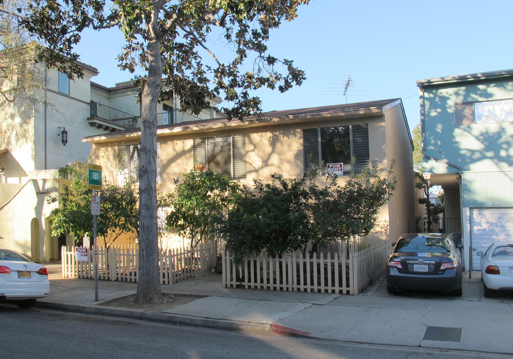 921 N Sierra Bonita Ave in West Hollywood, CA - Foto de edificio