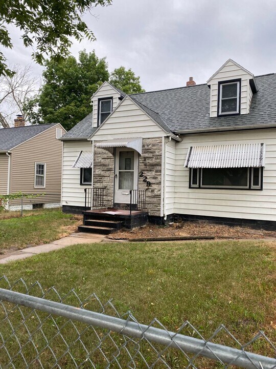 229 Boston Ave in Waterloo, IA - Building Photo