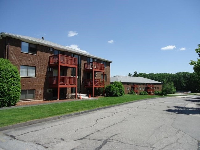 99 Powers St in Milford, NH - Building Photo - Building Photo