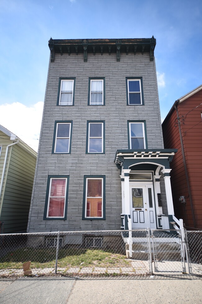 137 Main St in Cohoes, NY - Building Photo - Building Photo