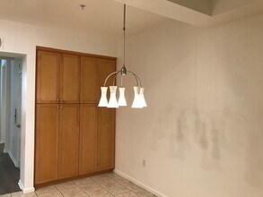 201 E Angeleno Ave, Unit 128 in Burbank, CA - Building Photo - Building Photo