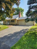 32 St James Ave in Enfield, CT - Building Photo